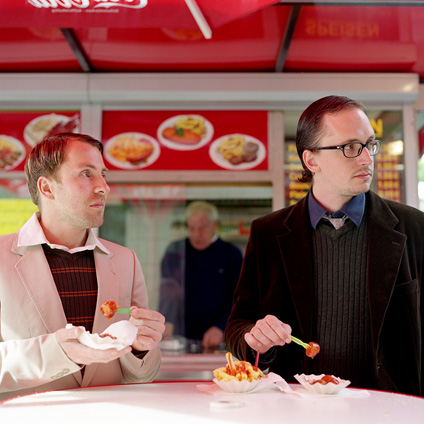 Lennard und Helge von Hauptstadtstudio stehen voll auf Currywurst.